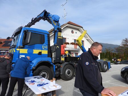 Prvič so v Cerkljah prikazali člani Civilne zaščite vozilo za reševanje ob naravnih nesrečah